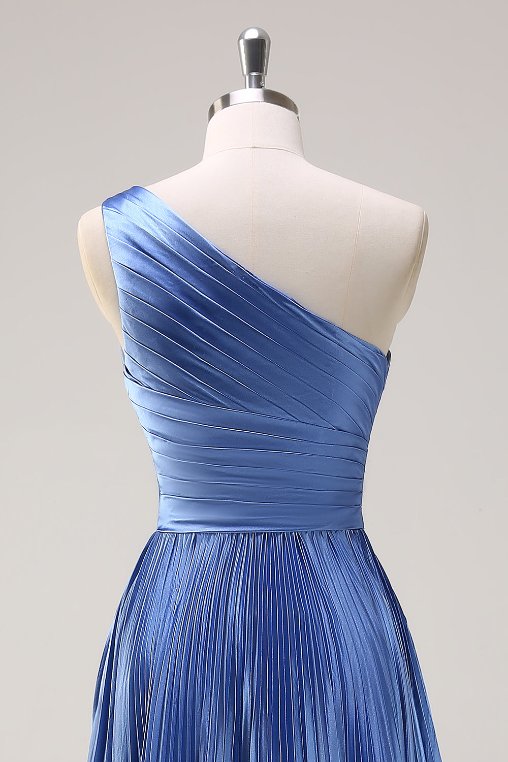 Robe longue bleu fendue à une épaule avec volants plissés