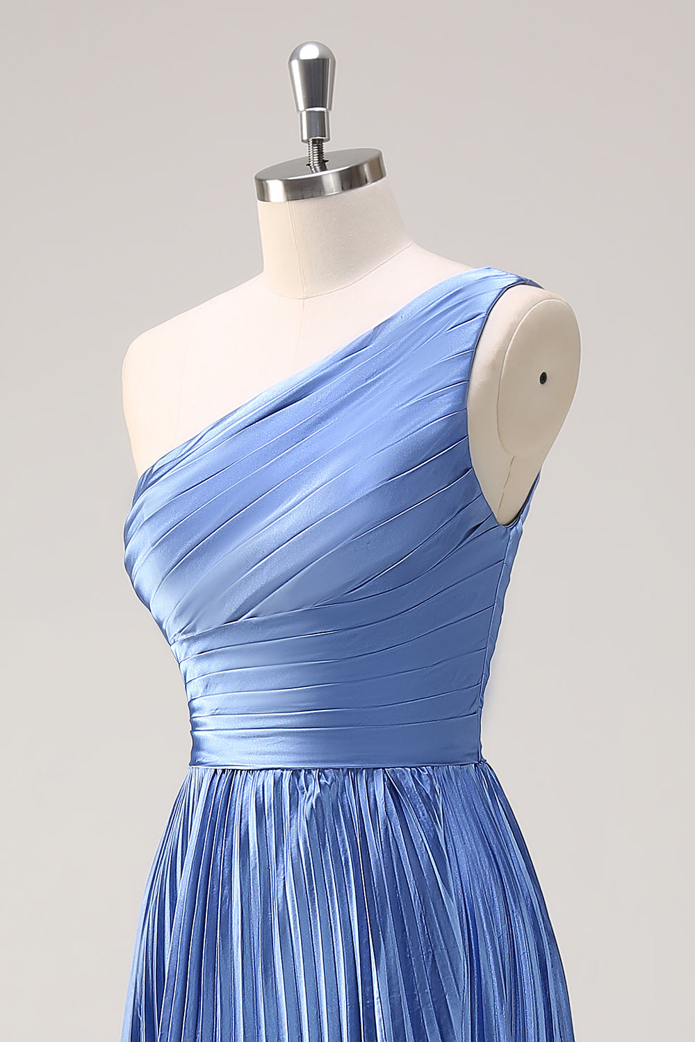 Robe longue bleu fendue à une épaule avec volants plissés