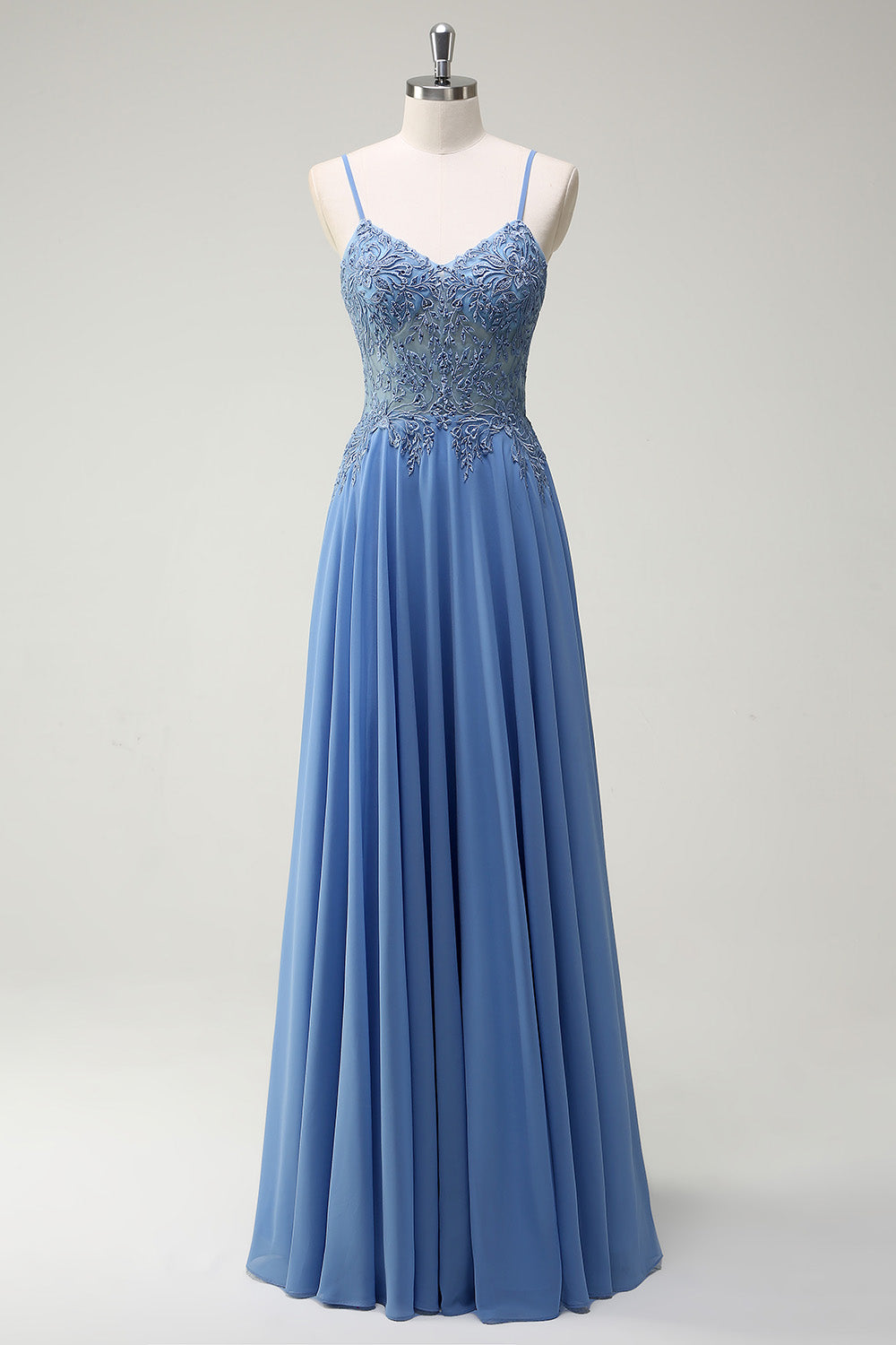 Robe de soirée longue plissée à bretelles fines et appliques – coupe A-ligne