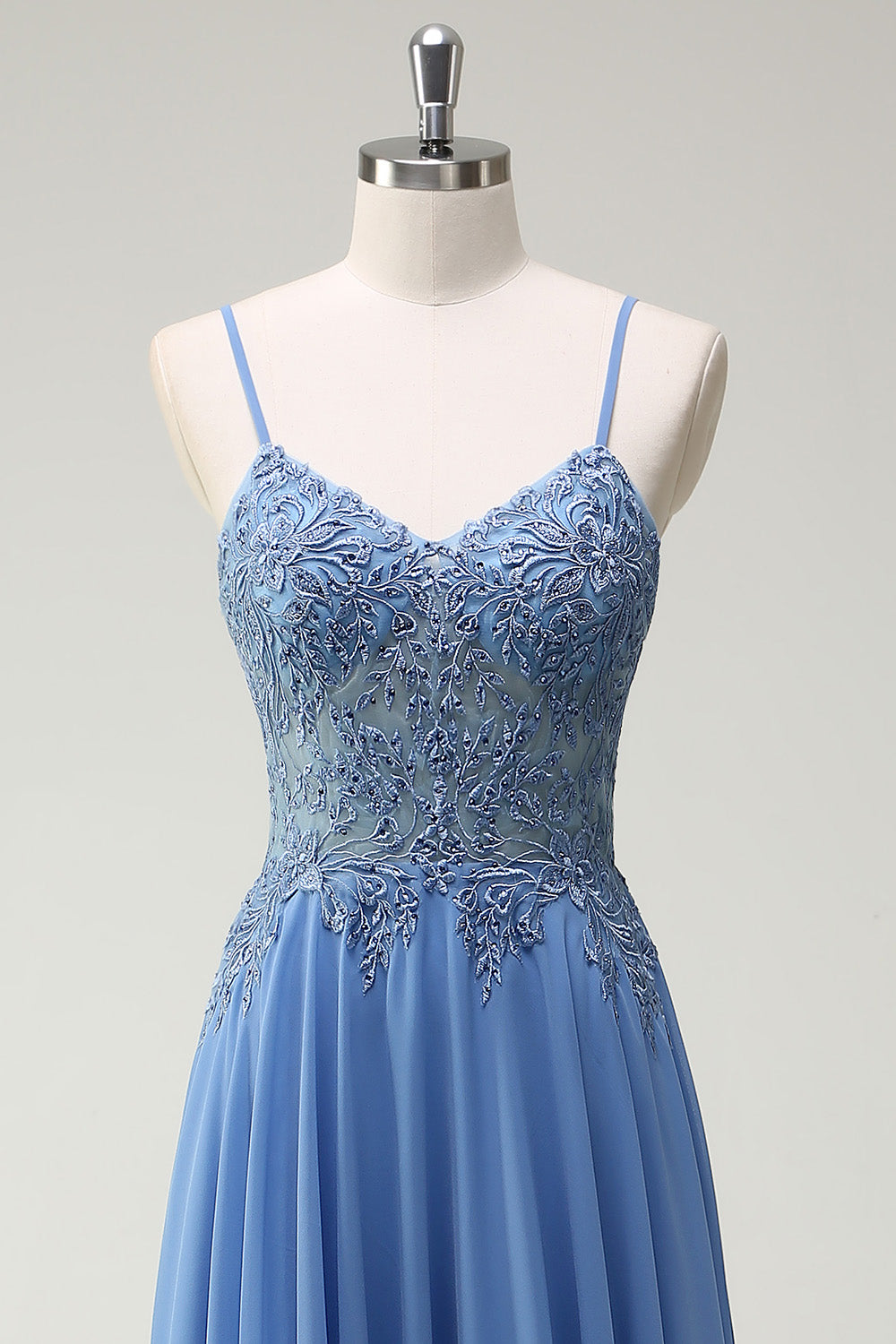 Robe de soirée longue plissée à bretelles fines et appliques – coupe A-ligne