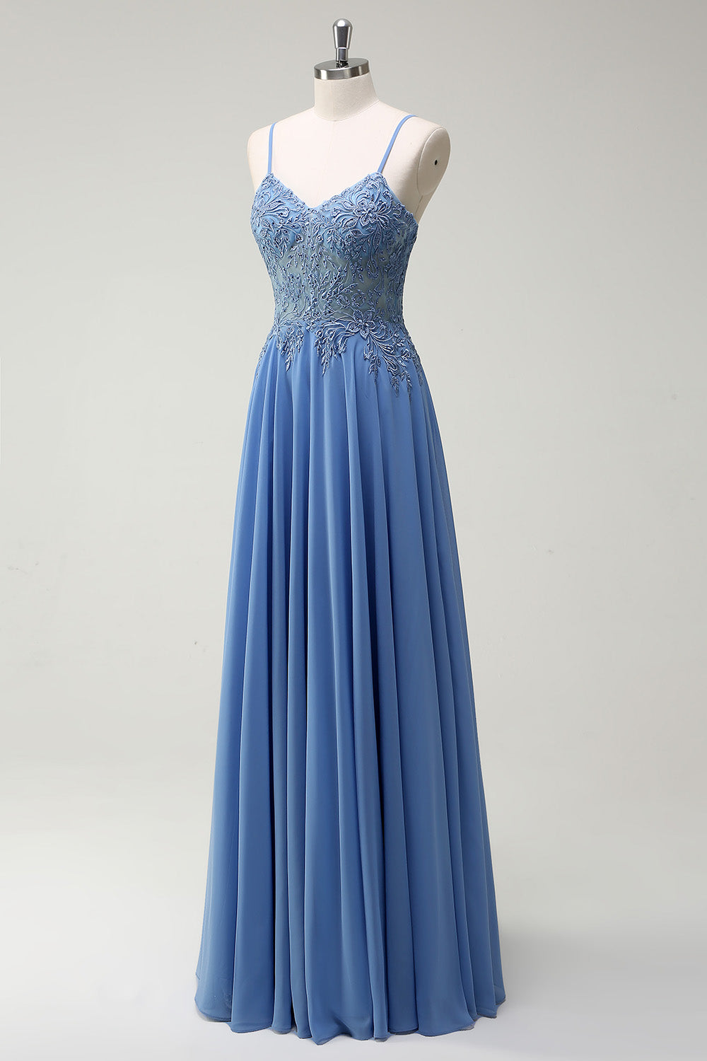 Robe de soirée longue plissée à bretelles fines et appliques – coupe A-ligne