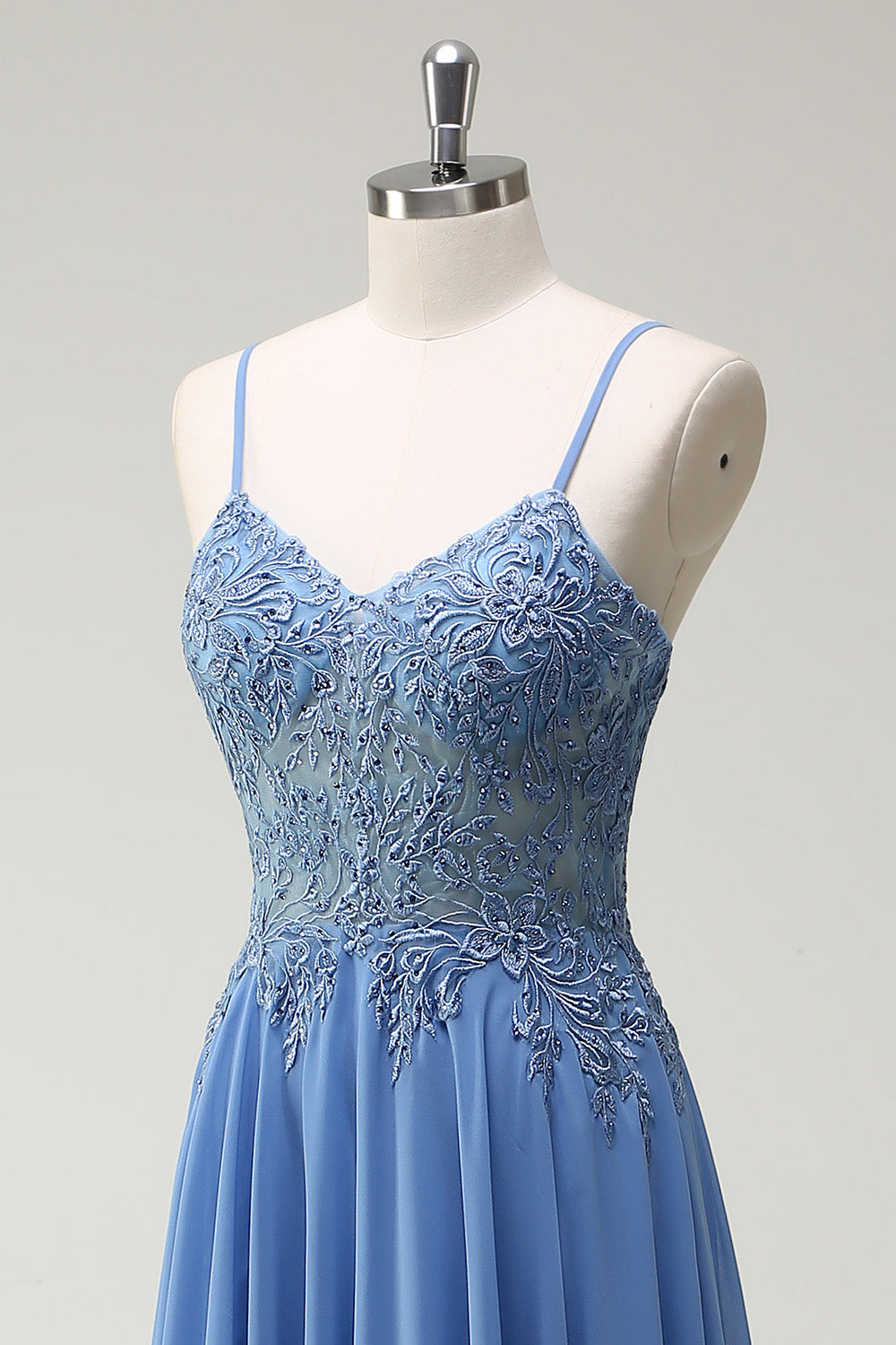 Robe de soirée longue plissée à bretelles fines et appliques – coupe A-ligne