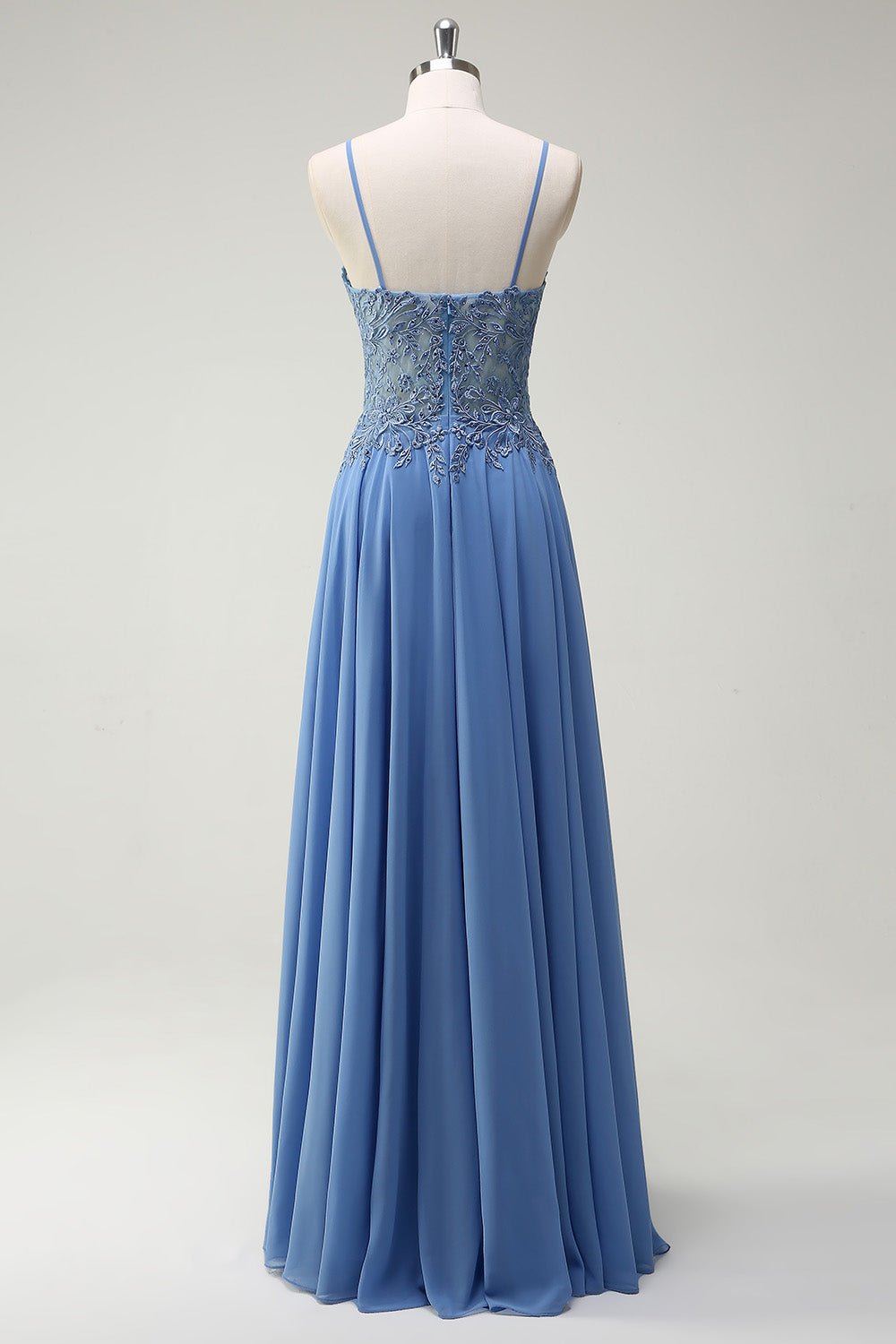 Robe de soirée longue plissée à bretelles fines et appliques – coupe A-ligne