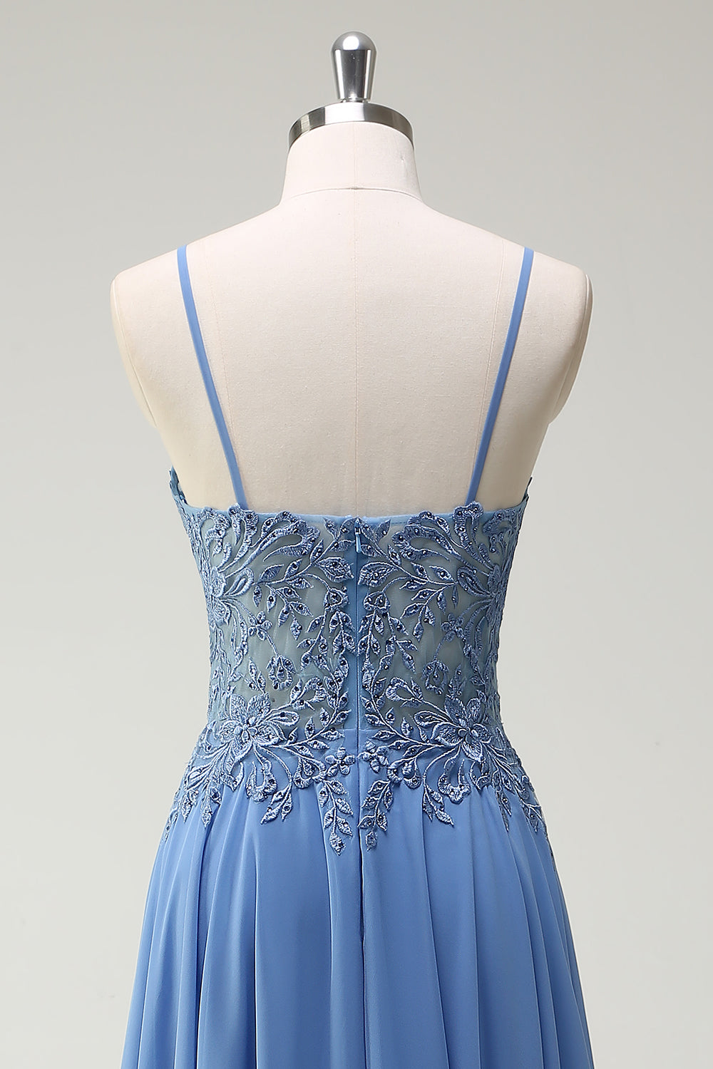 Robe de soirée longue plissée à bretelles fines et appliques – coupe A-ligne